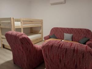 uma sala de estar com um sofá e uma cadeira em V centru em Lanžhot