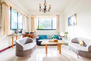 un salon avec deux chaises et un canapé dans l'établissement Travel Road WuWu, à Taïtung