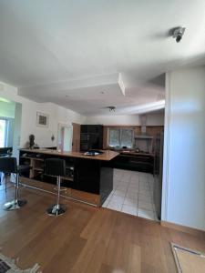 Kuchnia lub aneks kuchenny w obiekcie IRON MAN offer a villa located right on the river