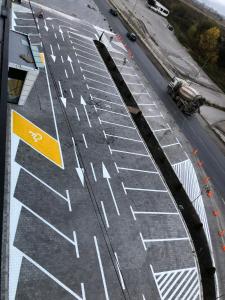 uma vista aérea de uma rua com uma estrada em Kubi Hotel em Struga