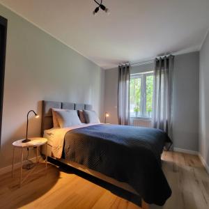 Un dormitorio con una cama grande y una ventana en Apartament Vincent, en Krapkowice