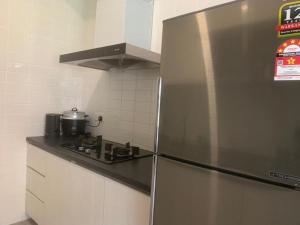 Kuchyň nebo kuchyňský kout v ubytování MF Roxy Beach Townhouse Sematan Private Unit L31