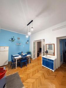 un soggiorno con tavolo e parete blu di La Casita Vendégház a Eger