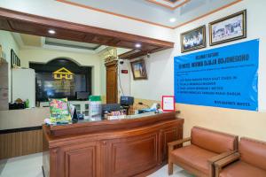 a waiting area at a dental office with a counter at RedDoorz Plus Syariah @ Jalan Dokter Wahidin Bojonegoro in Bojonegoro
