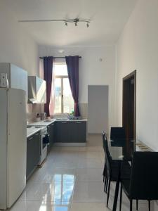 Kuchyň nebo kuchyňský kout v ubytování Full apartment sliema