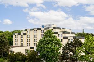 un edificio con un cartel encima en Select Hotel Osnabrück en Osnabrück