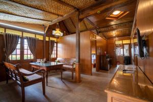 Banyumas的住宿－Hadipriyanto Homestay，客厅配有桌子和沙发
