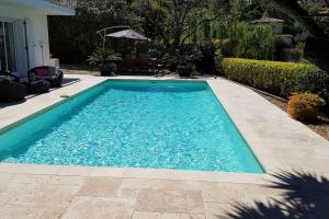 Bazén v ubytovaní Rez de Villa, vue magnifique, piscine chauffée privée, spa villa Les Feuillantines alebo v jeho blízkosti
