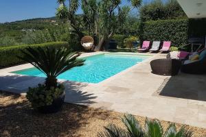 Bazén v ubytovaní Rez de Villa, vue magnifique, piscine chauffée privée, spa villa Les Feuillantines alebo v jeho blízkosti