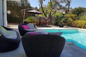 Bazén v ubytovaní Rez de Villa, vue magnifique, piscine chauffée privée, spa villa Les Feuillantines alebo v jeho blízkosti