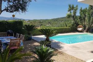 Bazén v ubytovaní Rez de Villa, vue magnifique, piscine chauffée privée, spa villa Les Feuillantines alebo v jeho blízkosti