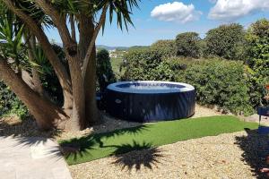 Bazén v ubytovaní Rez de Villa, vue magnifique, piscine chauffée privée, spa villa Les Feuillantines alebo v jeho blízkosti