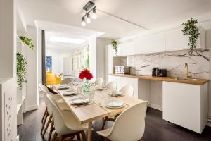 - une cuisine et une salle à manger avec une table et des chaises dans l'établissement Cosy 5 bedrooms with patio - Louvre Museum, à Paris