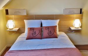 ein Schlafzimmer mit einem Bett mit zwei Lampen in der Unterkunft Enjoy en Champagne au calme milieu des vignes JO Paris 2024 in Dormans
