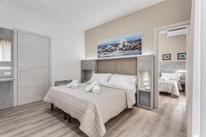 1 dormitorio con 1 cama grande y toallas. en Hotel Amalfi, en Bellaria-Igea Marina