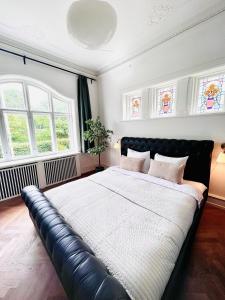 A bed or beds in a room at Villa Apartment near City Centre