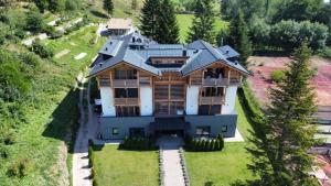 una vista aerea di una grande casa su una collina di Appartamenti e B&B Casa Ester a Baselga di Pinè