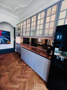 una grande cucina con pavimenti in legno e finestre di Villa Apartment near City Centre a Bronshoj