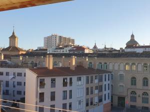 uma vista da cidade a partir do telhado de um edifício em Ático muy luminoso con Parking, em Saragoça