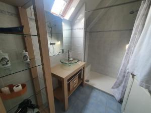 Kúpeľňa v ubytovaní Gîte Atelier de Sancerre centre historique