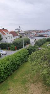 - une vue sur une ville avec une rivière et des maisons dans l'établissement 50 m till bad i centrala Skärhamn, à Skärhamn