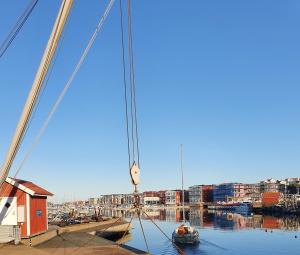 a boat is docked in a marina at 50 m till bad i centrala Skärhamn in Skärhamn