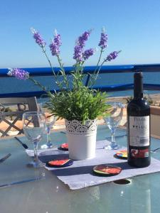 una botella de vino sentada en una mesa con copas de vino en Stunning Penthouse in San Luis de Sabinillas, en San Luis de Sabinillas