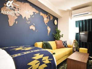 1 dormitorio con un mapa del mundo en la pared en Moonlight thousand days ago - Vacation STAY 8282 en Okayama