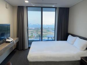 TV a/nebo společenská místnost v ubytování Incheon Rivieraverium Hotel