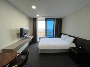 Postel nebo postele na pokoji v ubytování Incheon Rivieraverium Hotel