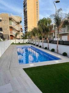 una piscina al centro di un edificio di Beach bungalow with swiming pool and long terrace a San Javier