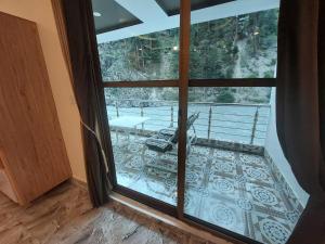 an open window with a view of a patio at birmingam palace kalam in Kalām