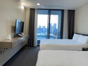 Postel nebo postele na pokoji v ubytování Incheon Rivieraverium Hotel