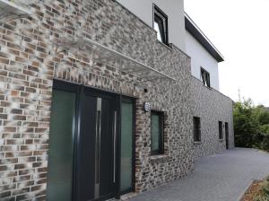 a brick building with a green door on it at Ferienunterkunft Heimathafen in Varel