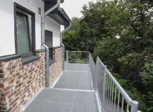 a stairway leading up to a building with a window at Ferienunterkunft Heimathafen in Varel