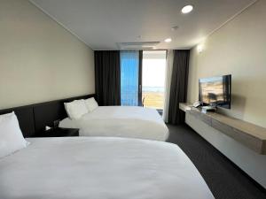 Postel nebo postele na pokoji v ubytování Incheon Rivieraverium Hotel