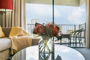 En eller flere senger på et rom på Darwin Harbourside Escape - Two Adjacent King Suites