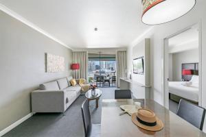Posezení v ubytování Darwin Harbourside Escape - Two Adjacent King Suites