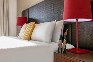 En eller flere senger på et rom på Darwin Harbourside Escape - Two Adjacent King Suites