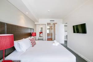 En eller flere senger på et rom på Darwin Harbourside Escape - Two Adjacent King Suites