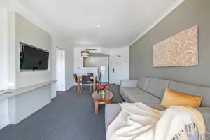 En TV eller et underholdningssystem på Darwin Harbourside Escape - Two Adjacent King Suites