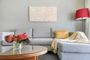 Et sittehjørne på Darwin Harbourside Escape - Two Adjacent King Suites