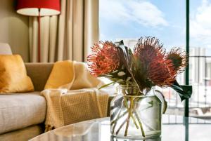 Et sittehjørne på Darwin Harbourside Escape - Two Adjacent King Suites