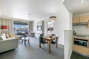 Kjøkken eller kjøkkenkrok på Darwin Harbourside Escape - Two Adjacent King Suites