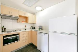 Kjøkken eller kjøkkenkrok på Darwin Harbourside Escape - Two Adjacent King Suites