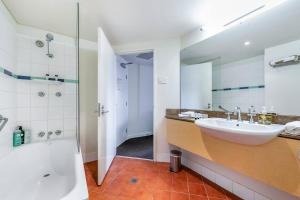 Et bad på Darwin Harbourside Escape - Two Adjacent King Suites