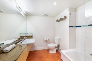 Et bad på Darwin Harbourside Escape - Two Adjacent King Suites