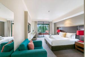 Postel nebo postele na pokoji v ubytování Darwin Harbourside Escape - Two Adjacent King Suites + 29 fotografií