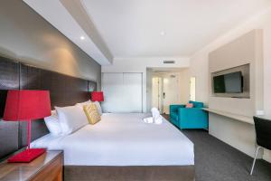 En eller flere senger på et rom på Darwin Harbourside Escape - Two Adjacent King Suites