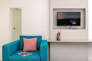 En TV eller et underholdningssystem på Darwin Harbourside Escape - Two Adjacent King Suites